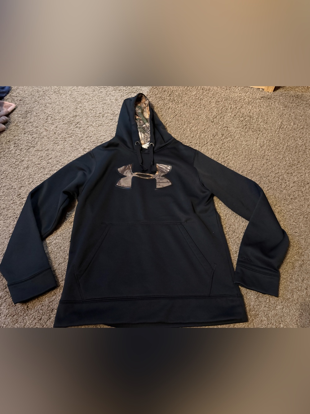 Sm Under Armour black w/camo hoodie